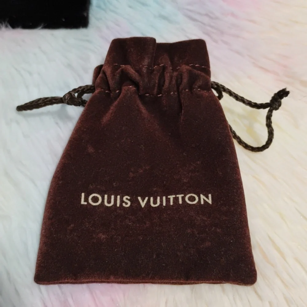 LOUIS VUITTON
Authentic Louis Vuitton
Resin 'Lock Me' Heart Pendant Necklace - Picture 9 of 16